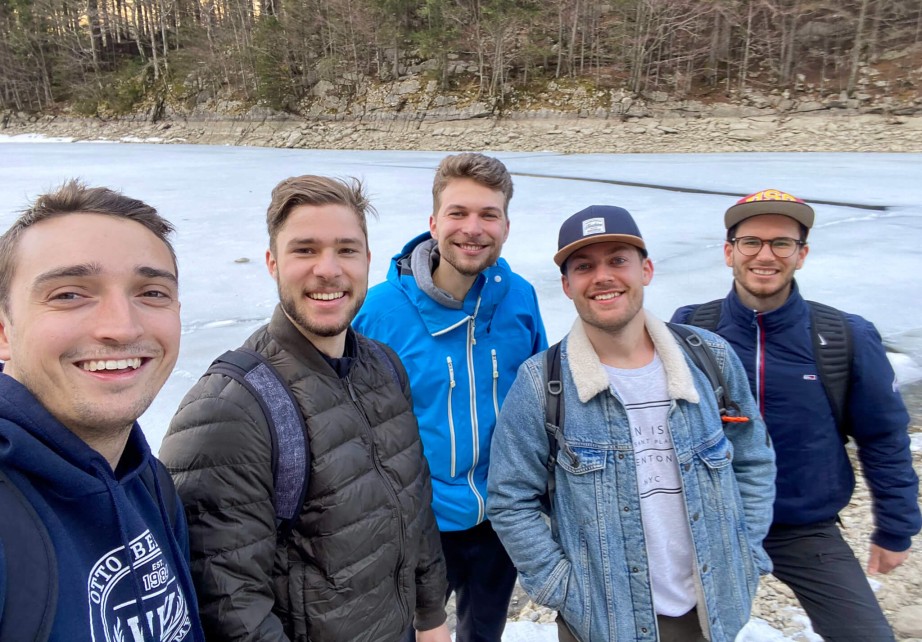 ConTech Startup Gründerteam Foto mit fünf Personen.