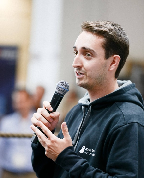 Sales Leitung von specter pitcht Baustellenmanagement Software auf der Messe.